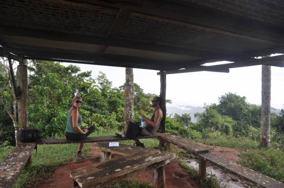 Conversando com o Sven no mirante de Mazaroni, na Reserva Natural de Brownsberg, no Suriname